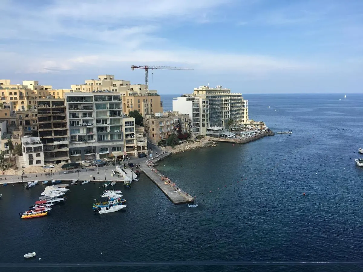 Saint Julian'sSeafront Penthouse Triplex- Roof Terrace & Hot Tub公寓 Saint Julian's