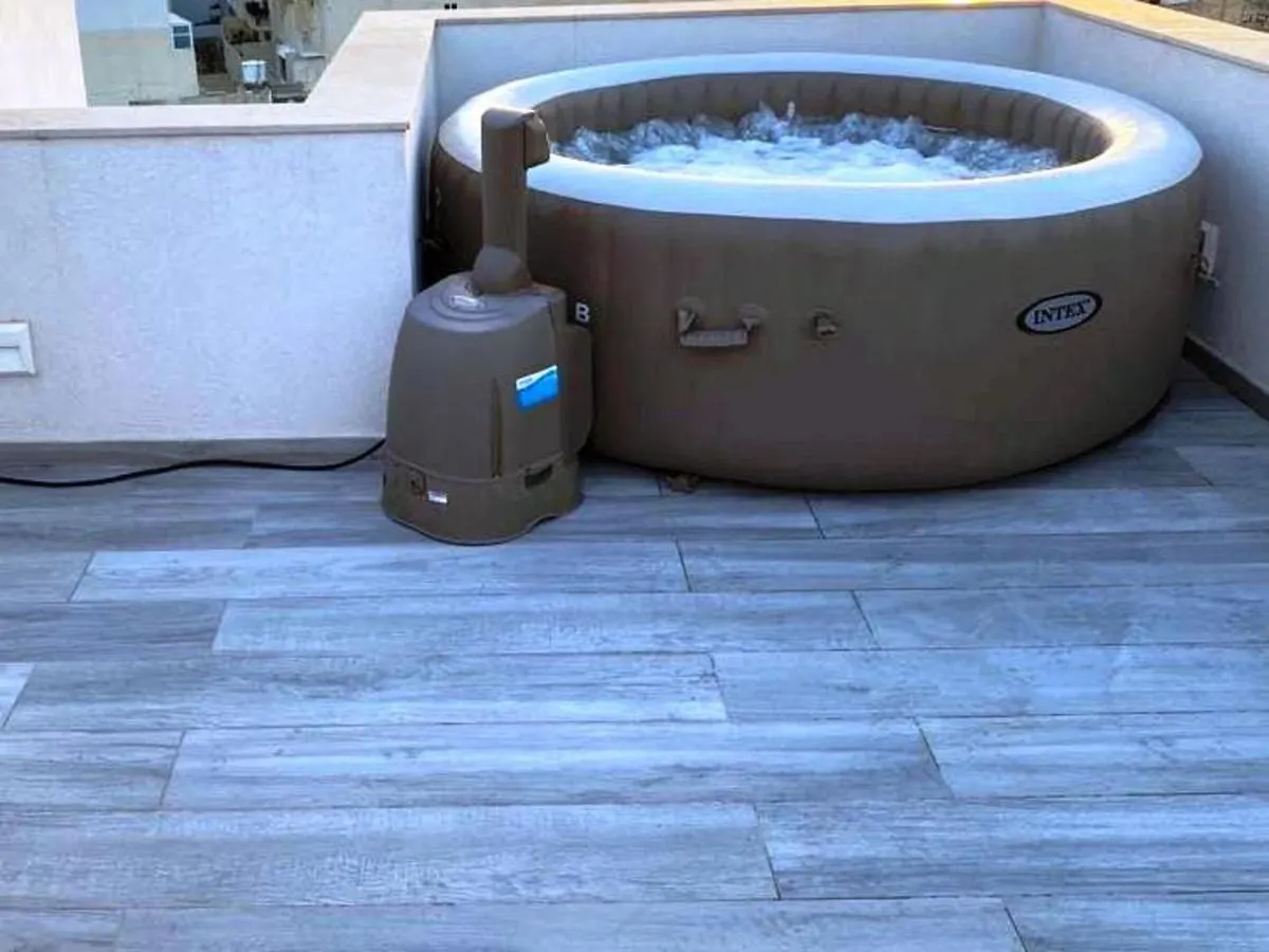Seafront Penthouse Triplex- Roof Terrace & Hot Tub Apartman San Ġiljan
