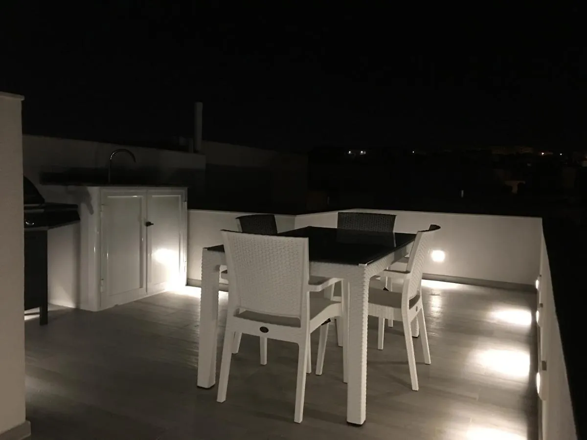 Saint Julian'sSeafront Penthouse Triplex- Roof Terrace & Hot Tub公寓