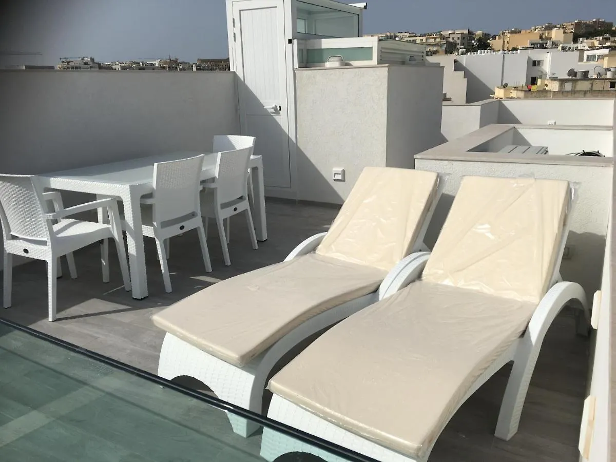 Seafront Penthouse Triplex- Roof Terrace & Hot Tub Apartman San Ġiljan