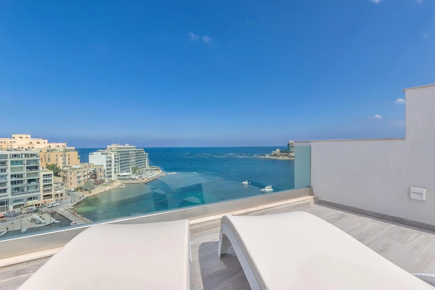 Seafront Penthouse Triplex- Roof Terrace & Hot Tub Apartman San Ġiljan