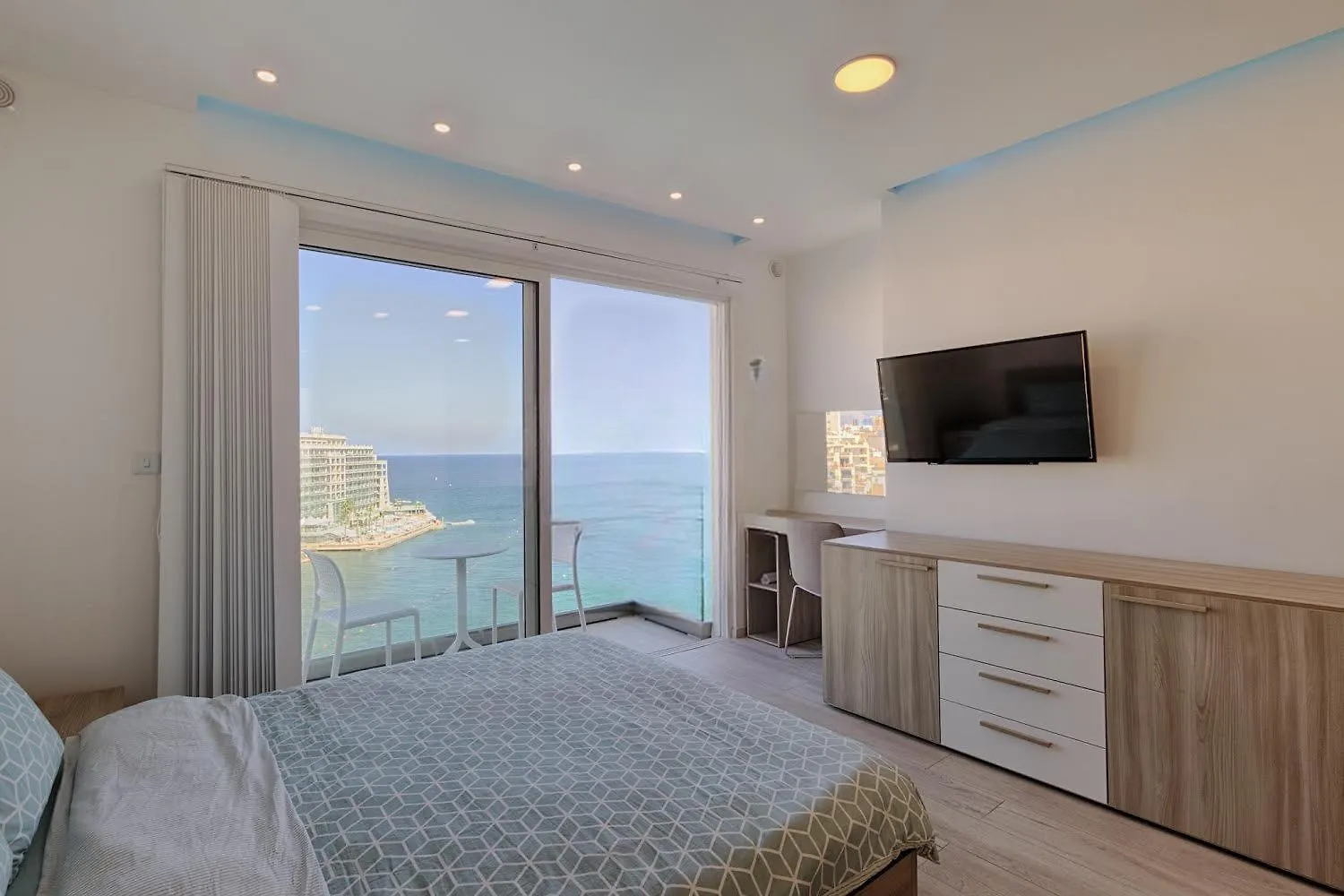 Saint Julian'sSeafront Penthouse Triplex- Roof Terrace & Hot Tub公寓 0*, Saint Julian's 马耳他
