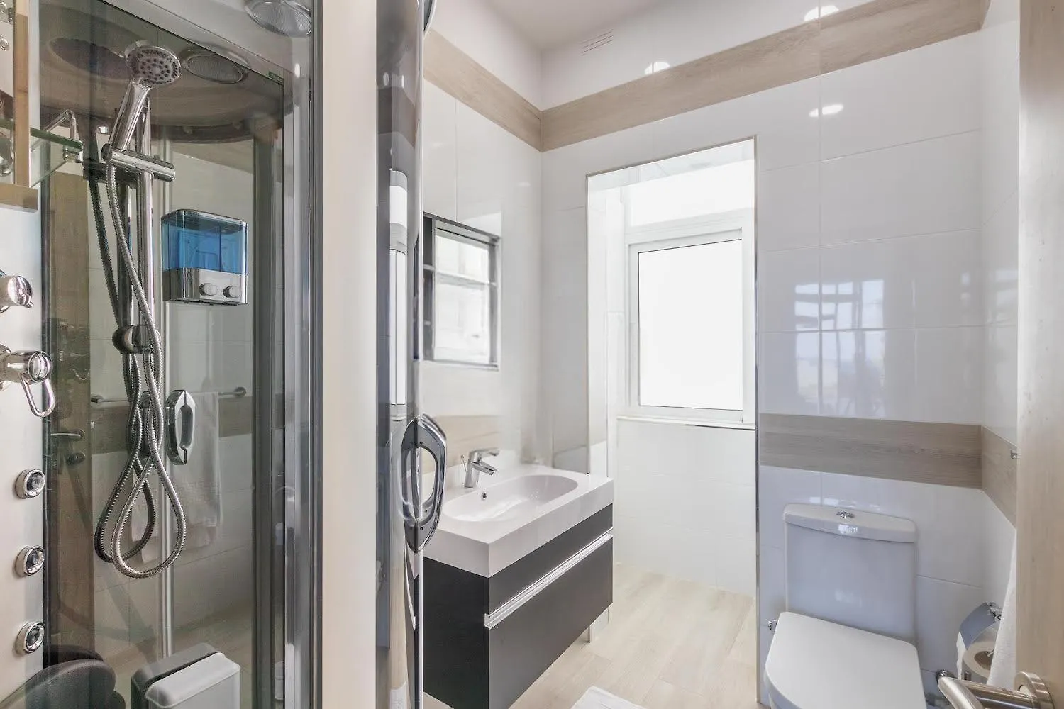 Saint Julian'sSeafront Penthouse Triplex- Roof Terrace & Hot Tub公寓 0*, Saint Julian's