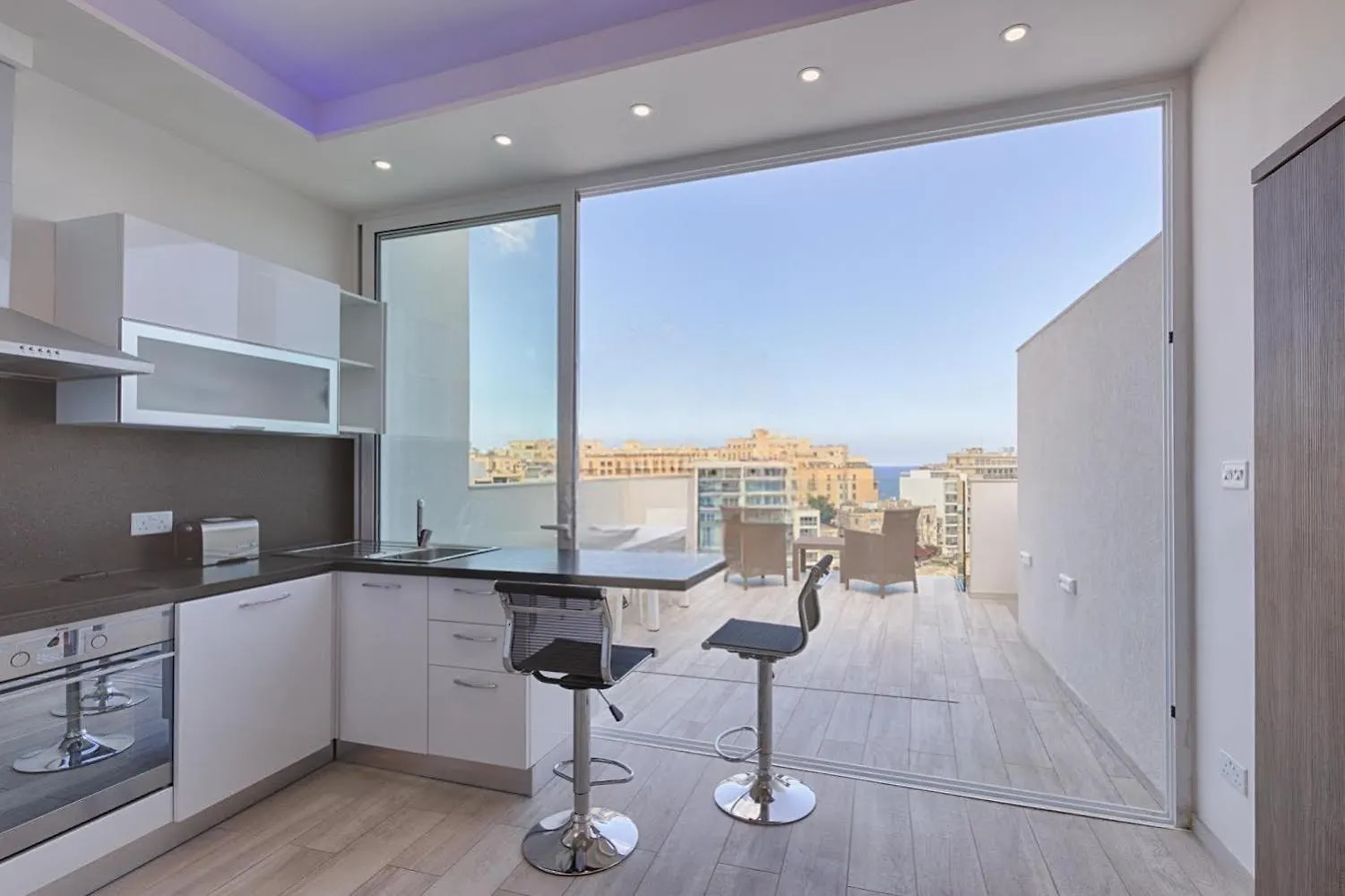Seafront Penthouse Triplex- Roof Terrace & Hot Tub Apartman San Ġiljan