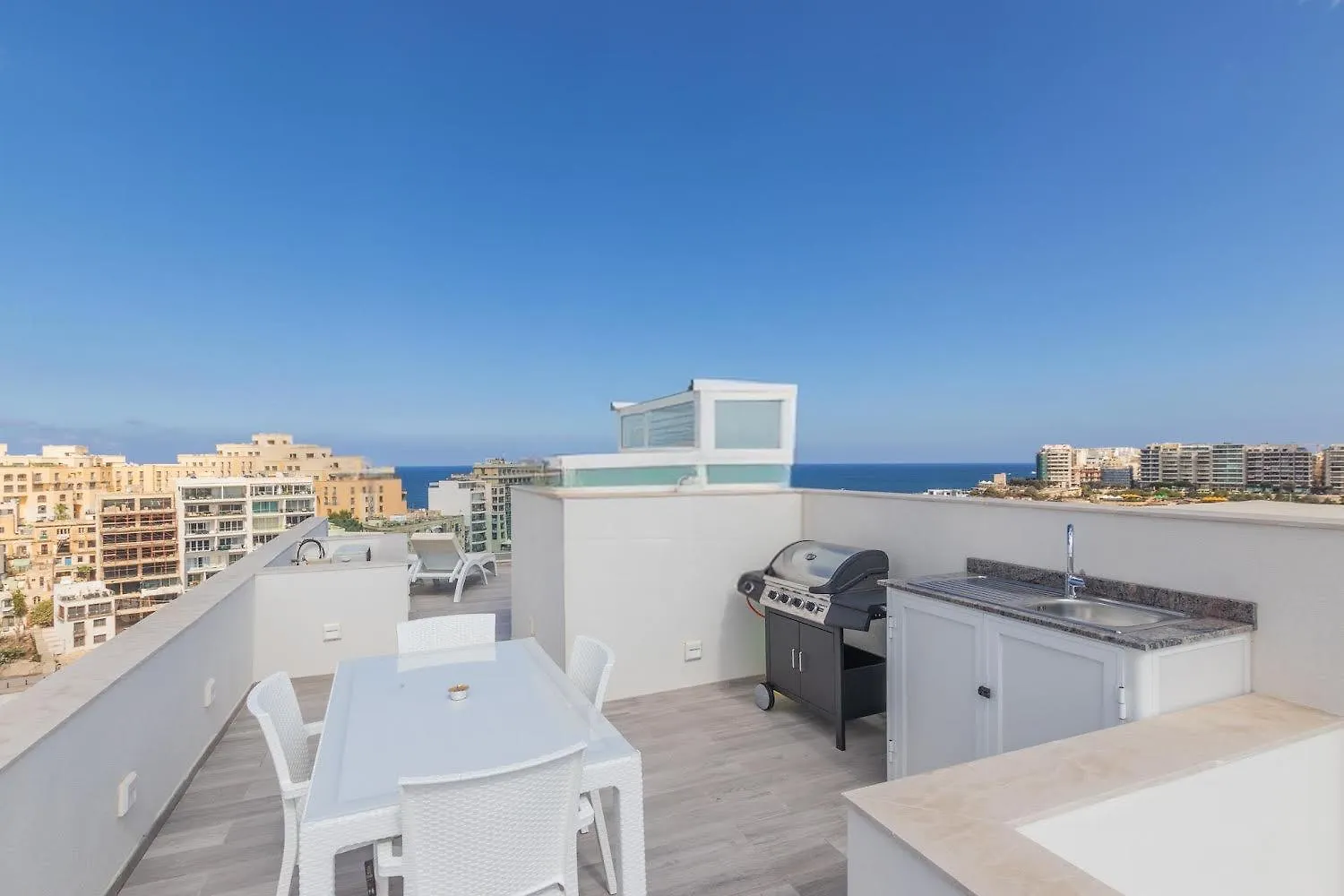 Seafront Penthouse Triplex- Roof Terrace & Hot Tub Apartman San Ġiljan Málta