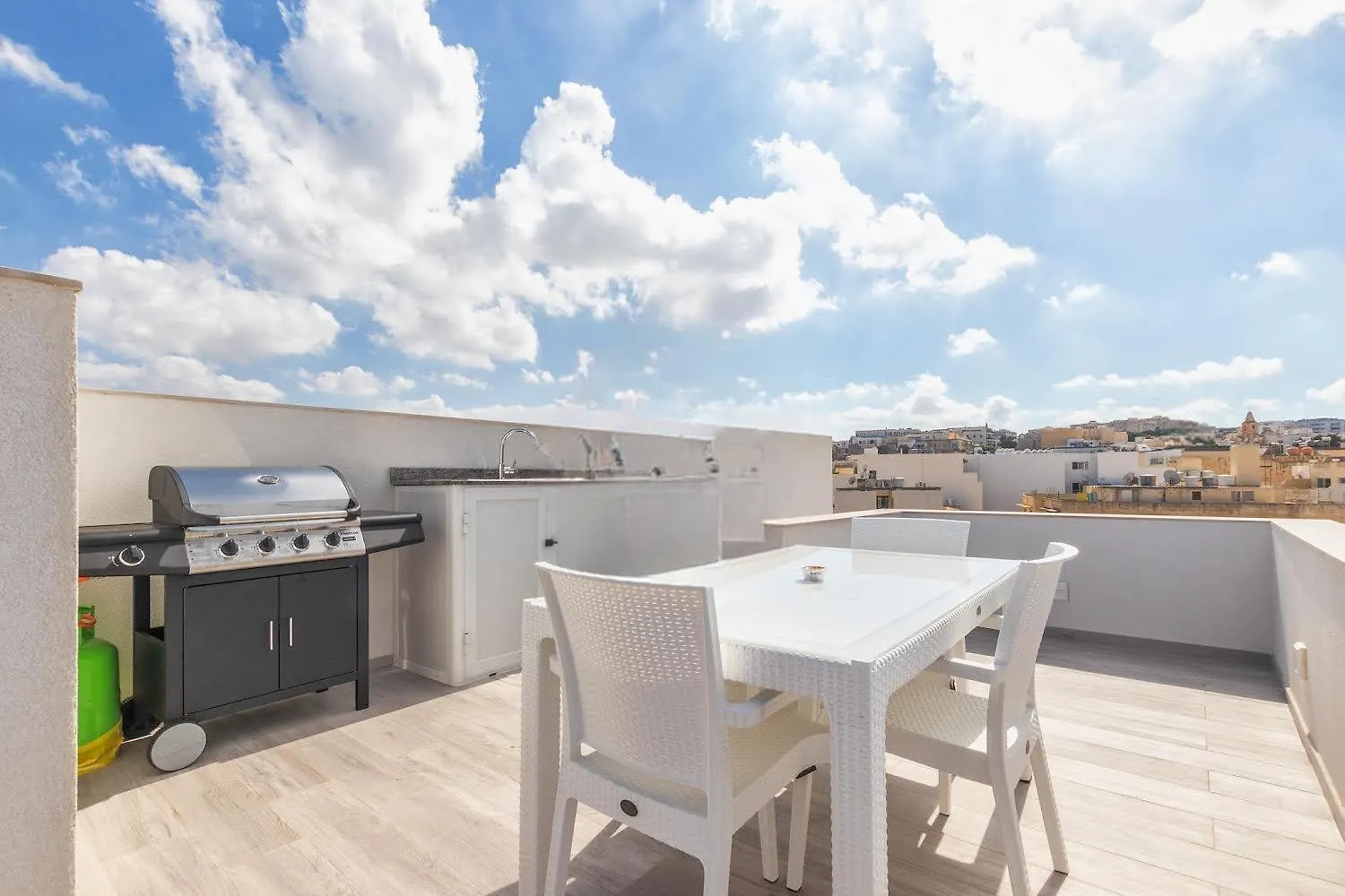 Seafront Penthouse Triplex- Roof Terrace & Hot Tub Apartman San Ġiljan