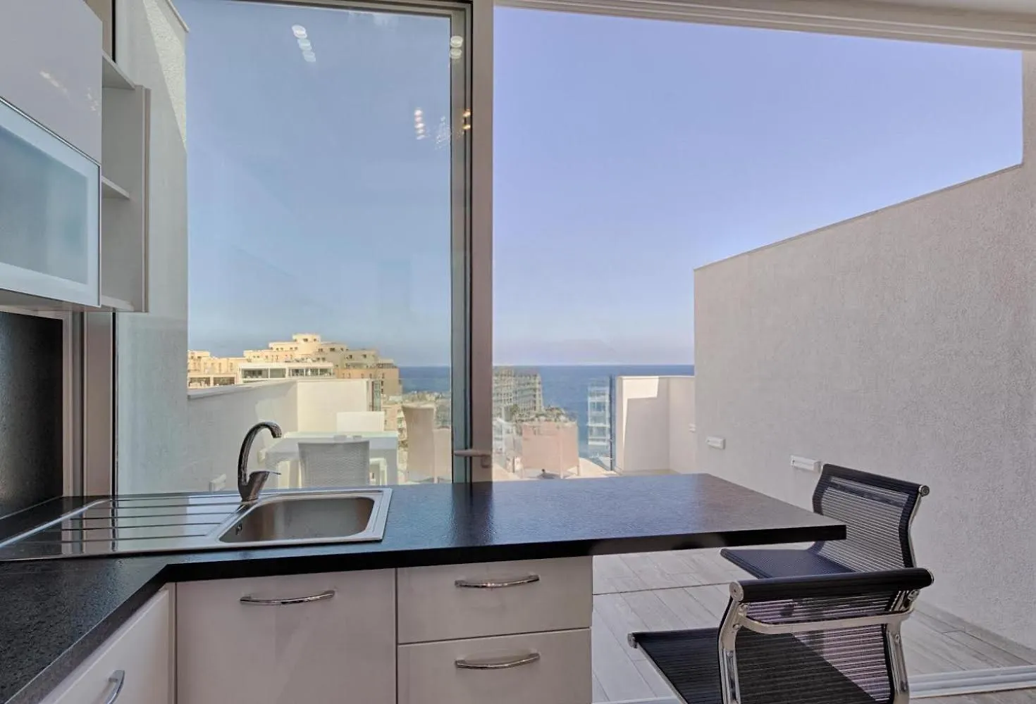 Seafront Penthouse Triplex- Roof Terrace & Hot Tub Apartman San Ġiljan