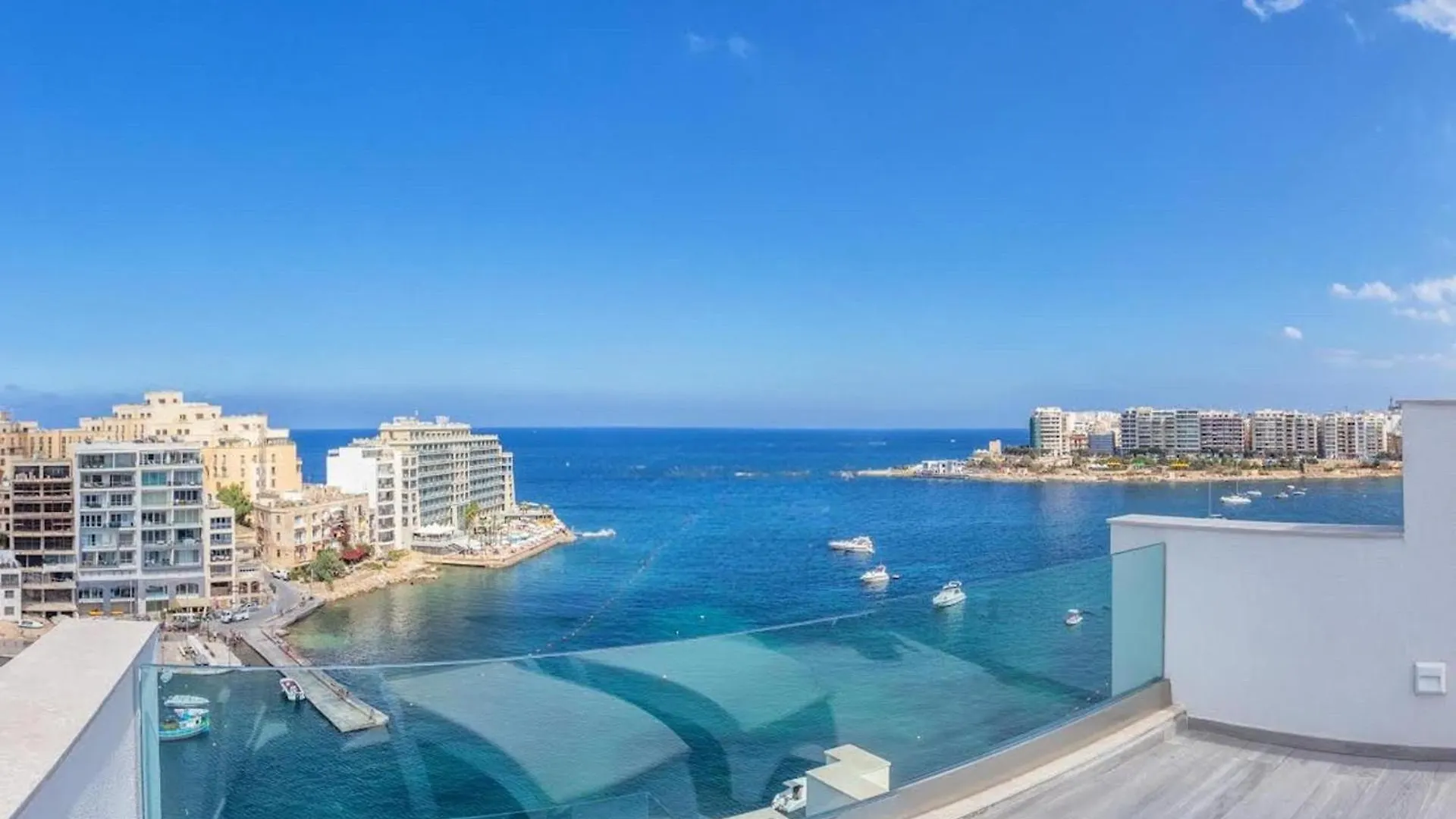 Saint Julian'sSeafront Penthouse Triplex- Roof Terrace & Hot Tub公寓